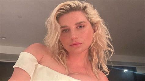 kesha nude photo|Kesha Shares Daring Nude Photos of Herself Eating a Salad, in Bed